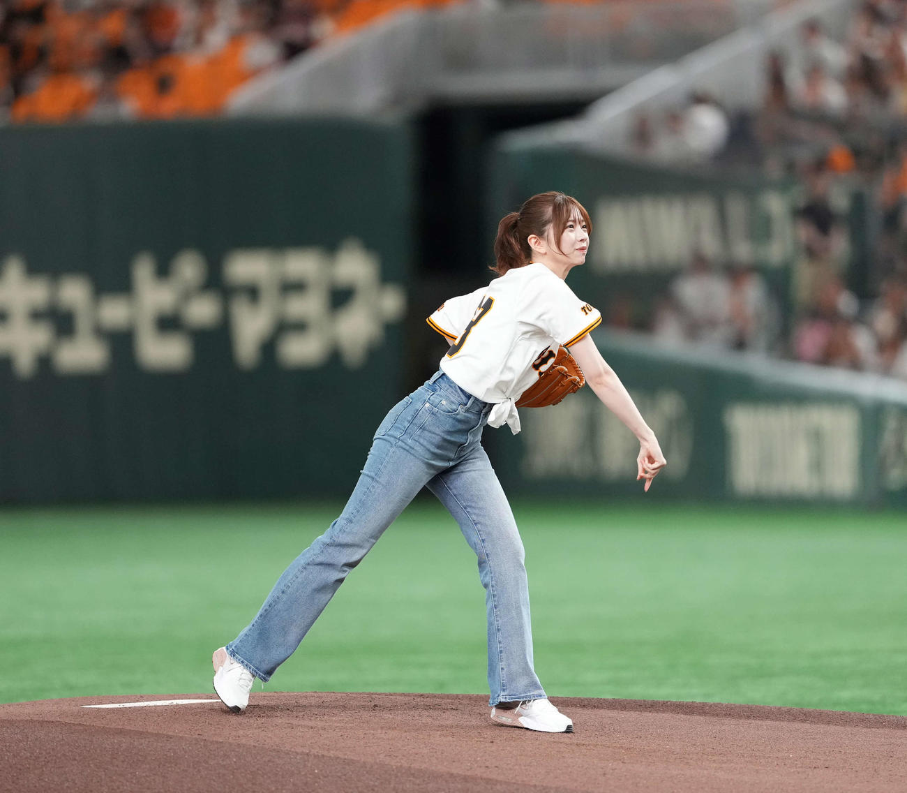 巨人対阪神　ファーストピッチセレモニーに登場した桜田ひより（撮影・井上学）
