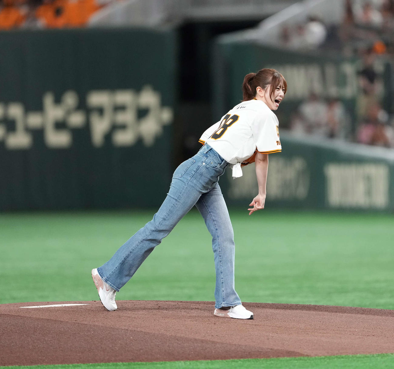 巨人対阪神　ファーストピッチセレモニーに登場した桜田ひより（撮影・井上学）