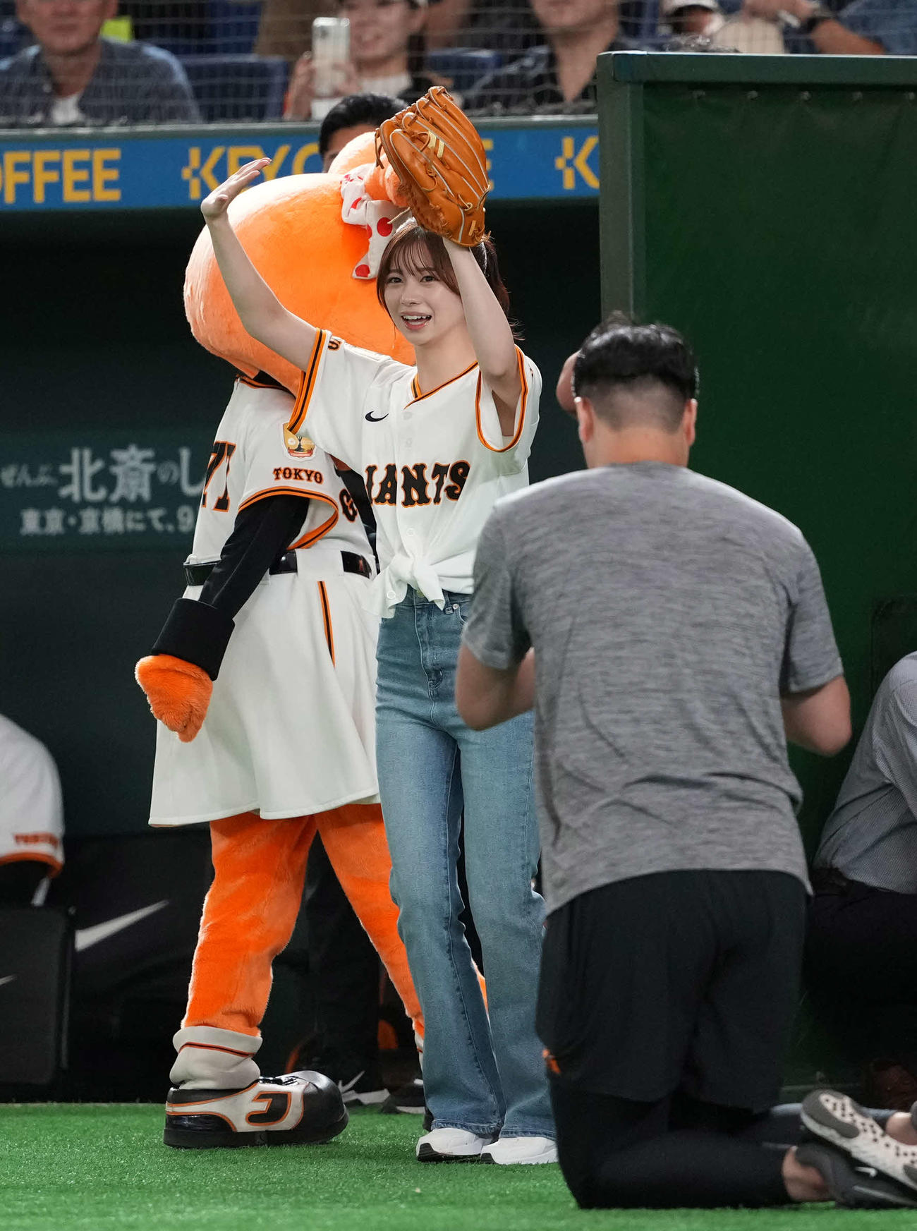 巨人対阪神　ファーストピッチセレモニーに登場した桜田ひより（撮影・井上学）