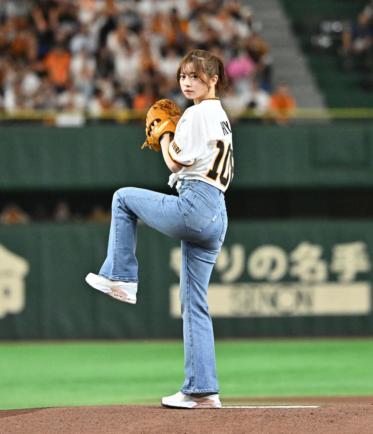 巨人対阪神　始球式で投球する桜田ひより（撮影・滝沢徹郎）