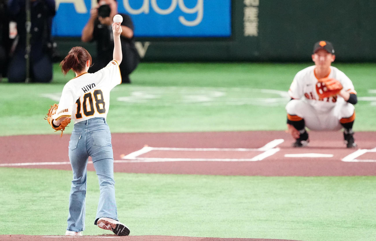 巨人対阪神　ファーストピッチで投球する桜田ひより（撮影・鈴木みどり）