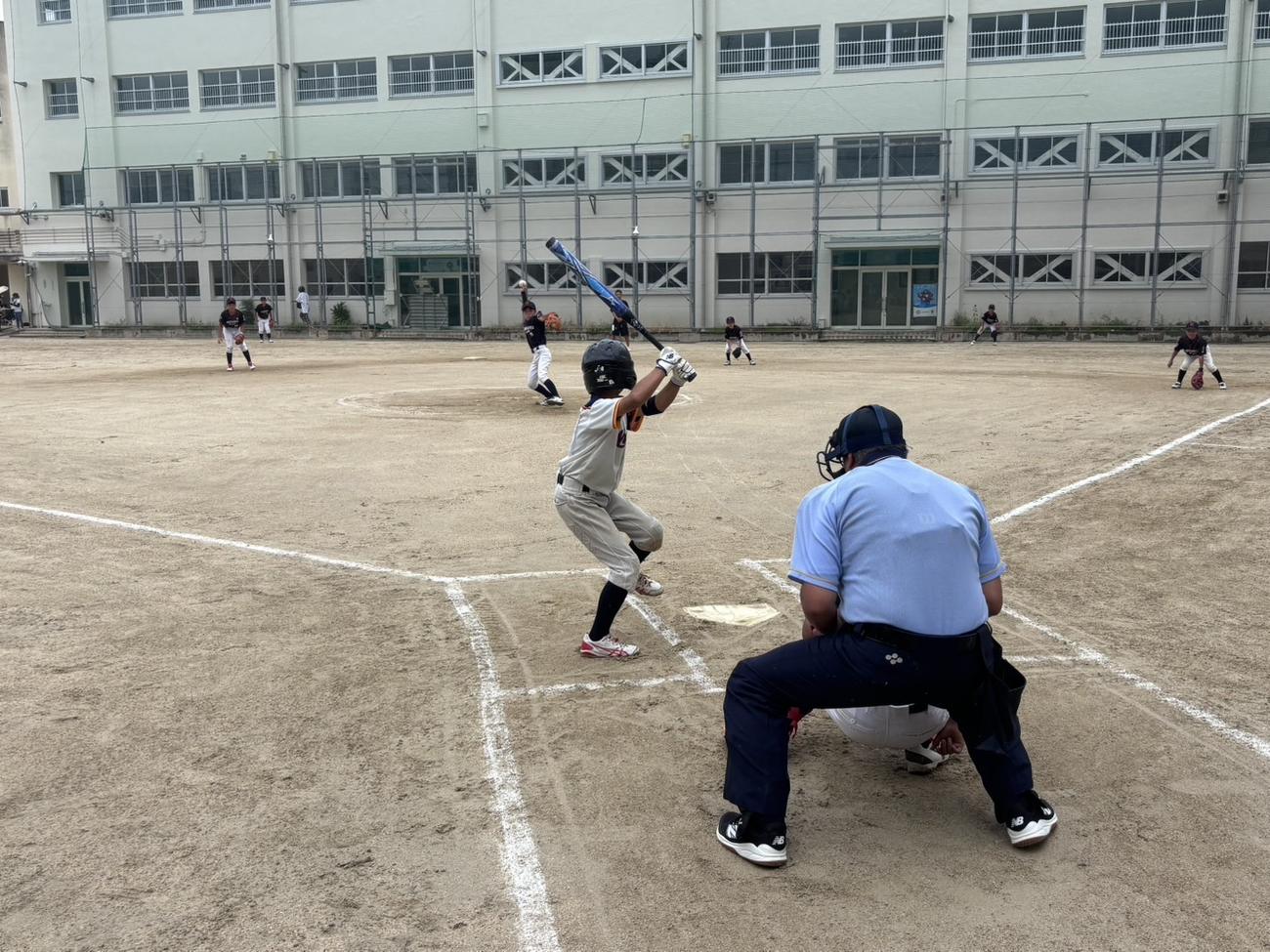 第1回今岡真訪なにわキッズソフトボール大会でプレーする子どもたち