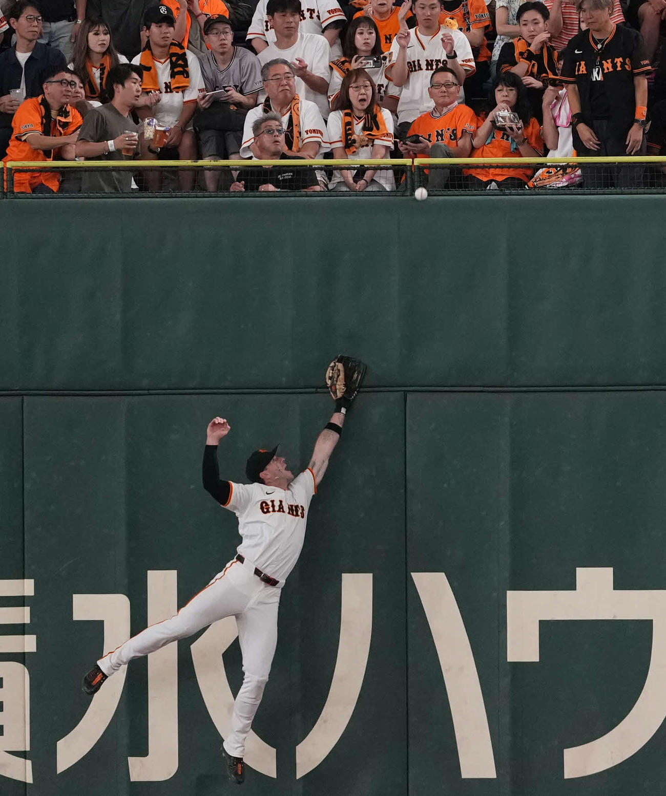 巨人対阪神　1回表阪神1死一、二塁、適時二塁打を放った佐藤輝の打球（撮影・井上学）