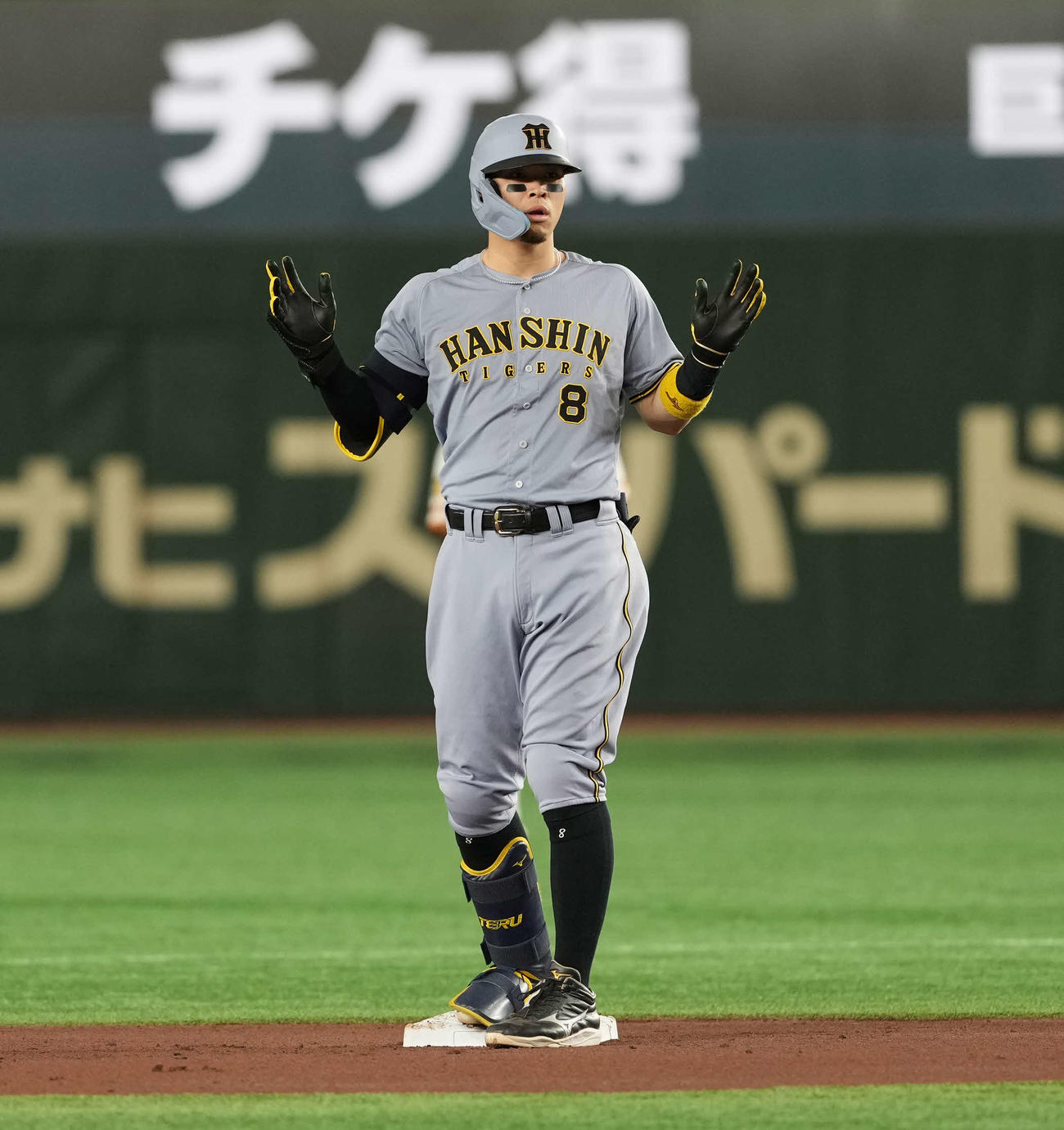 巨人対阪神　1回表阪神1死一、二塁、適時二塁打を放つ佐藤輝（撮影・井上学）