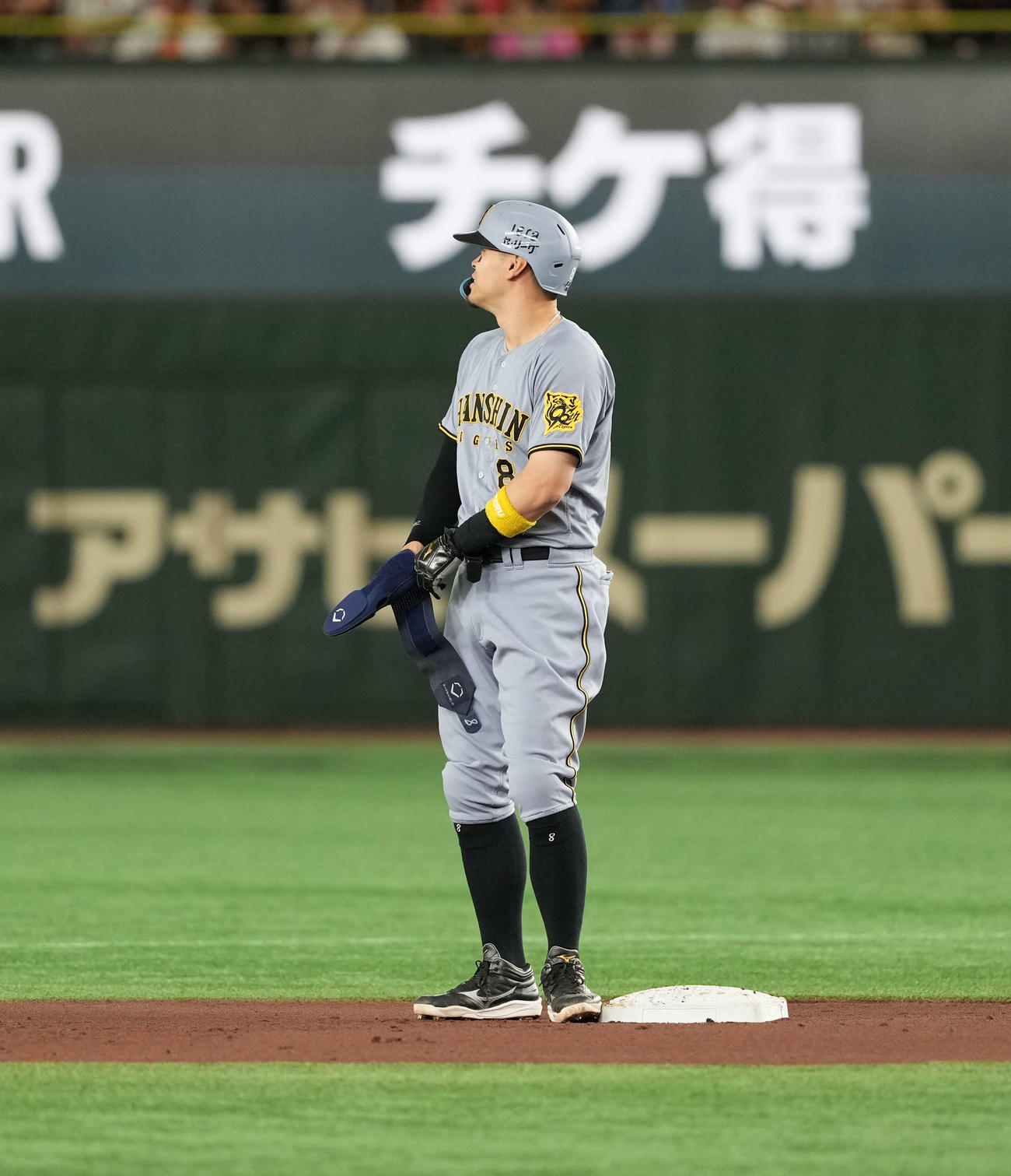 巨人対阪神　1回表阪神1死一、二塁、適時二塁打を放つ佐藤輝（撮影・井上学）