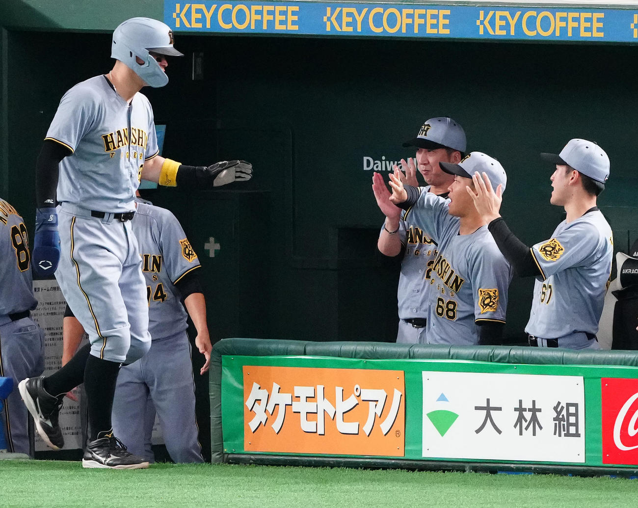巨人対阪神　1回表阪神1死三塁、大山の左前適時打で生還した佐藤輝（左）を拍手で迎える藤川監督（中央）（撮影・鈴木みどり）