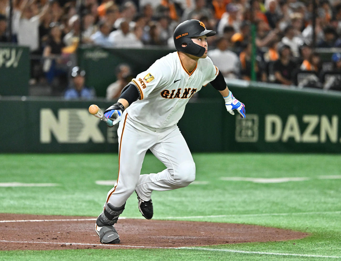 巨人対阪神　1回裏巨人1死満塁、中山は右越え満塁本塁打を放つ（撮影・滝沢徹郎）