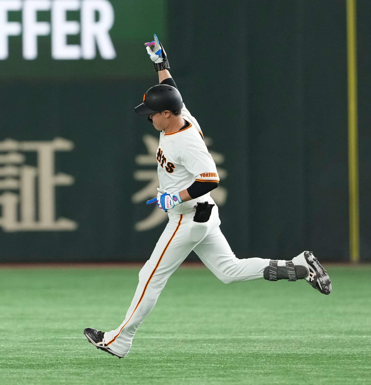 巨人対阪神　1回裏巨人2死満塁、中山は満塁本塁打をは放ちガッツポーズ（撮影・井上学）
