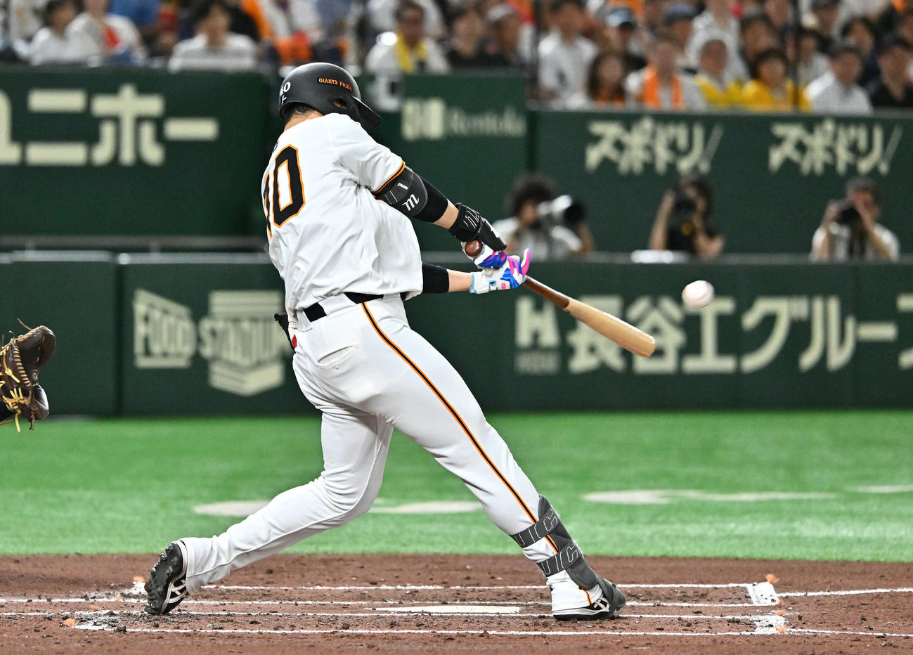 巨人対阪神　1回裏巨人1死満塁、中山は右越え満塁本塁打を放つ（撮影・滝沢徹郎）