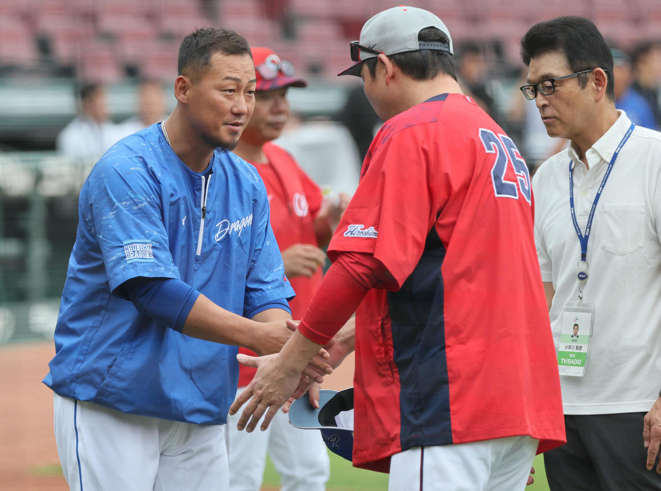 広島対中日　試合前練習中、新井監督（中央）と握手する中田。右は小早川毅彦氏（撮影・加藤孝規）