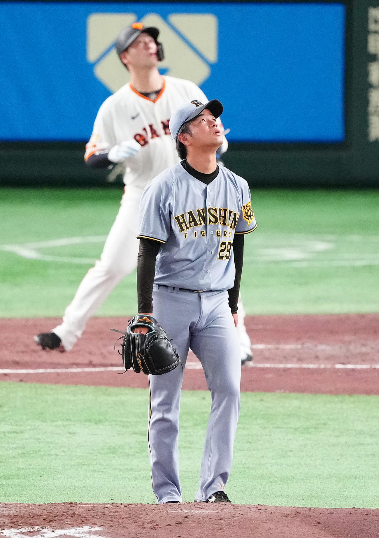 巨人対阪神　3回裏巨人1死二塁、岸田に2点本塁打を浴びる高橋（撮影・鈴木みどり）