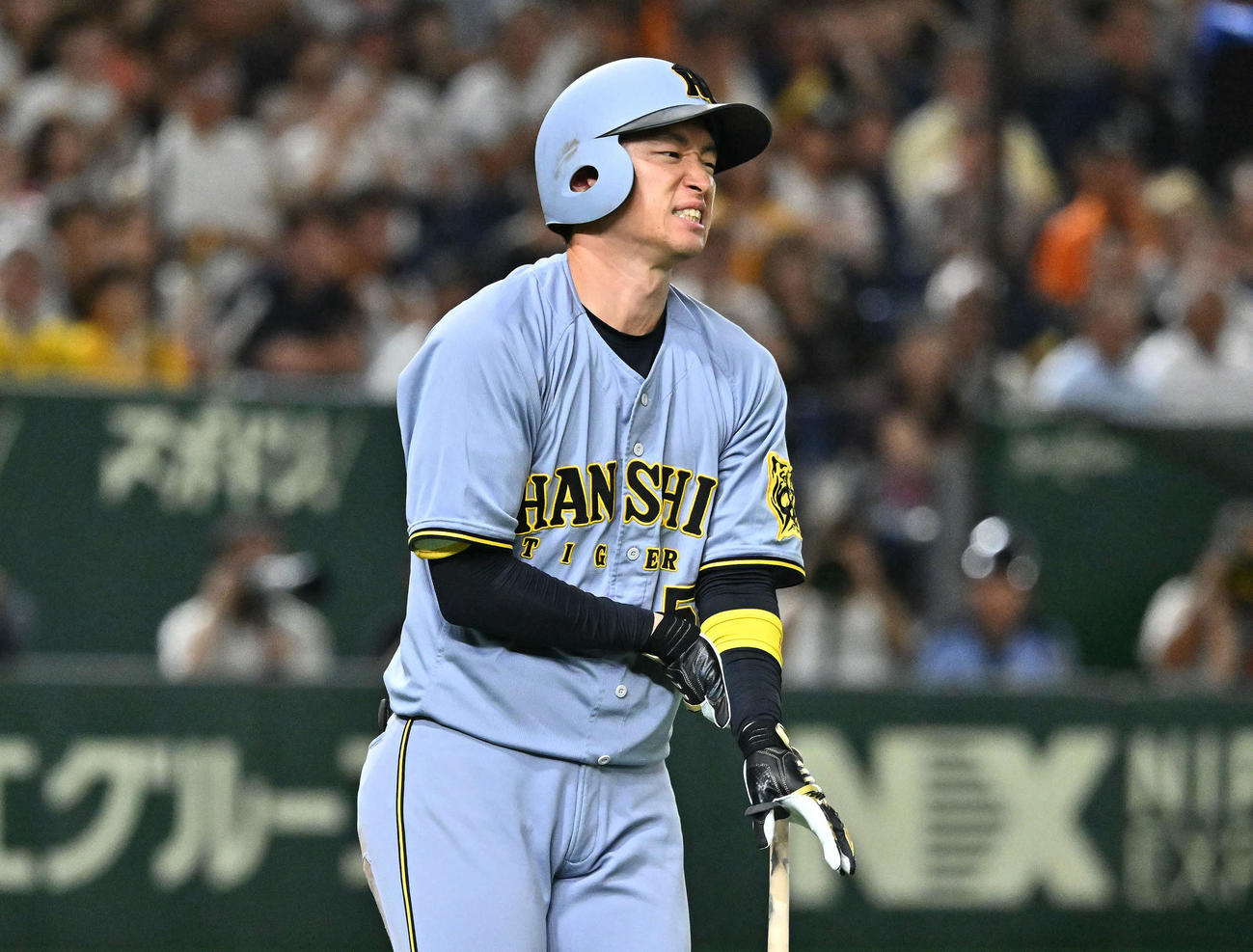 巨人対阪神　4回表阪神2死三塁、死球に厳しい表情の近本（撮影・滝沢徹郎）