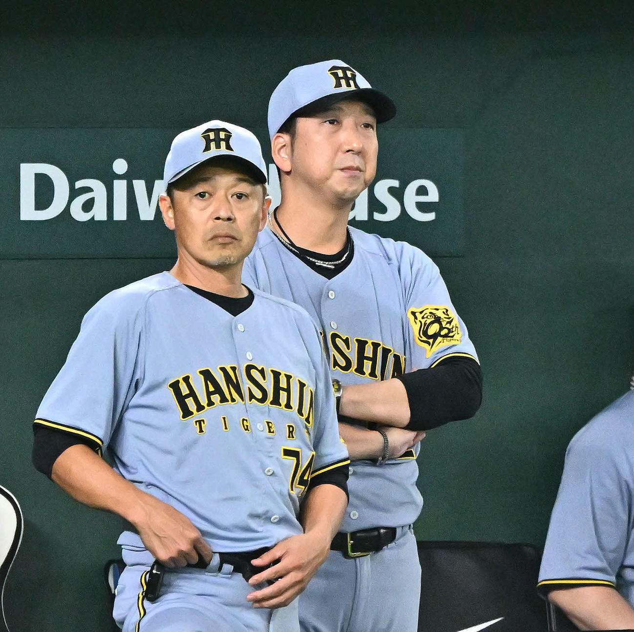 巨人対阪神　4回表阪神2死三塁、近本が死球を受け表情を曇らせる藤川監督（後方）（撮影・滝沢徹郎）