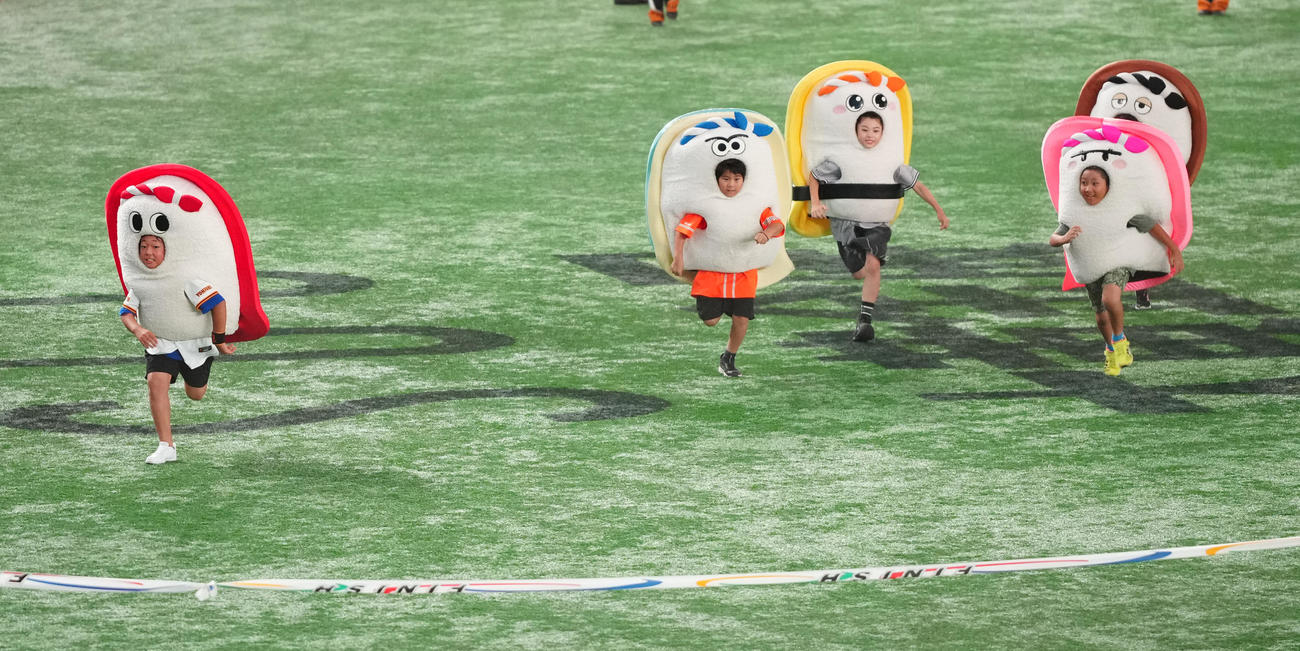 巨人対阪神　すしレースで力走する子供たち（撮影・鈴木みどり）