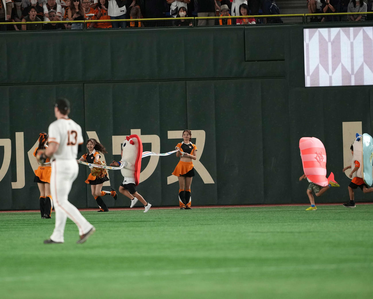 巨人対阪神　すしレース。勝ったのはマグロ（撮影・井上学）