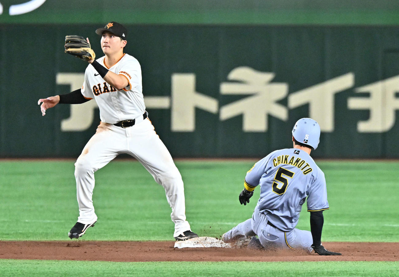 巨人対阪神　4回表阪神2死一、三塁、二塁盗塁を決める一塁走者近本（右）。遊撃手泉口（撮影・滝沢徹郎）