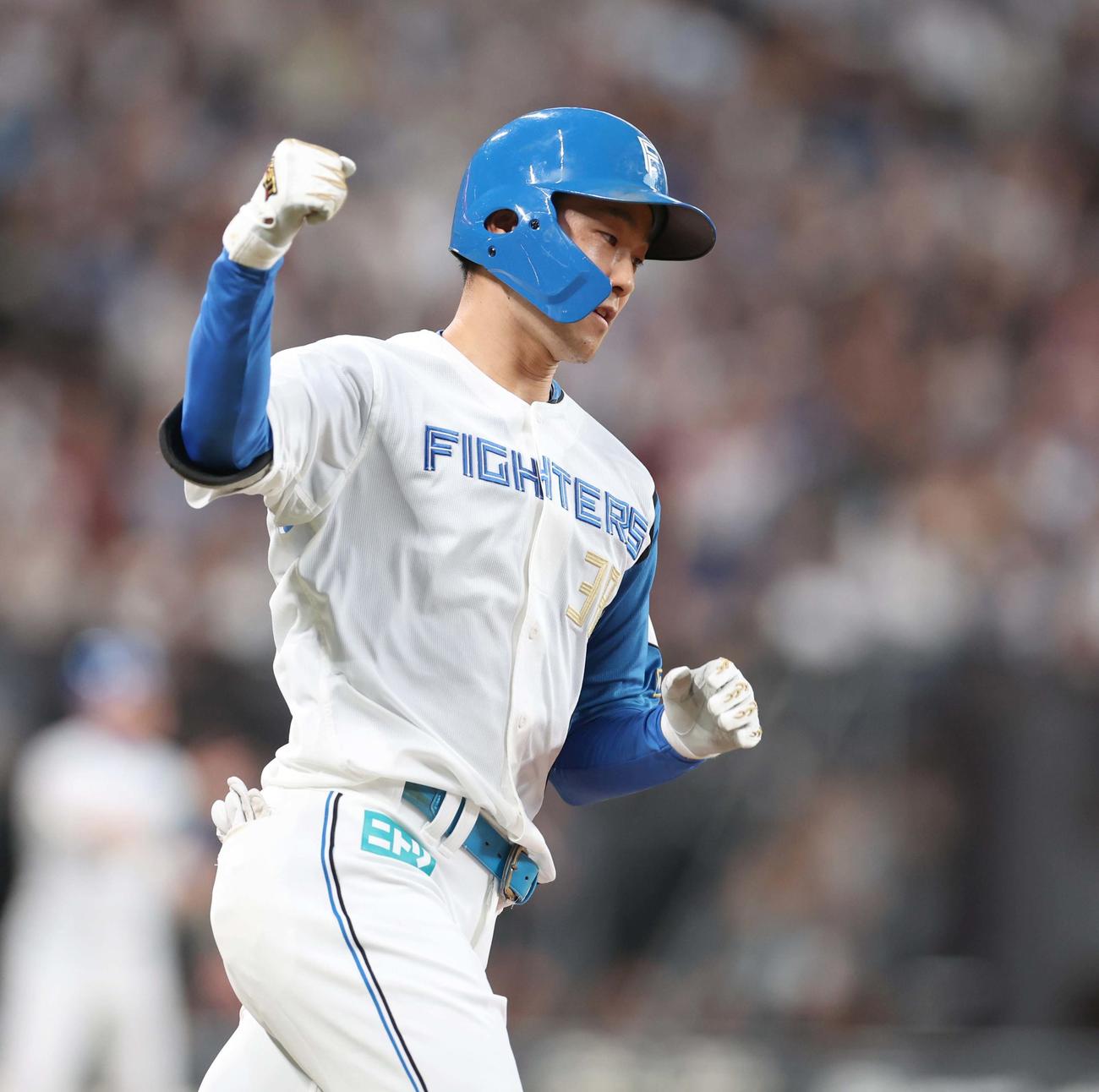 日本ハム対西武　4回裏日本ハム1死一塁、右越え2点本塁打を放ちガッツポーズの石井（撮影・黒川智章）