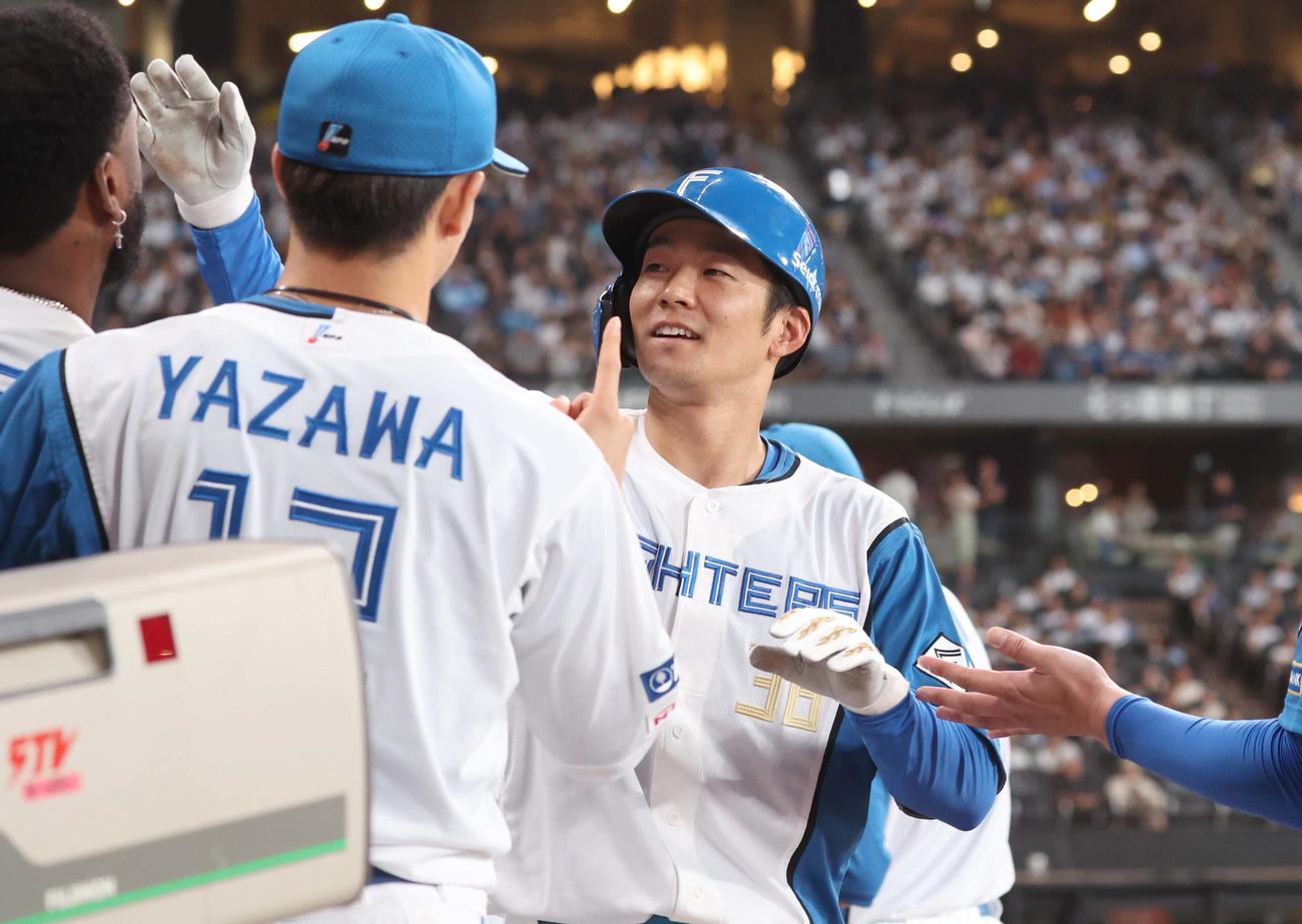 日本ハム対西武　4回裏、2点本塁打を放ちナインに出迎えられる石井（撮影・黒川智章）