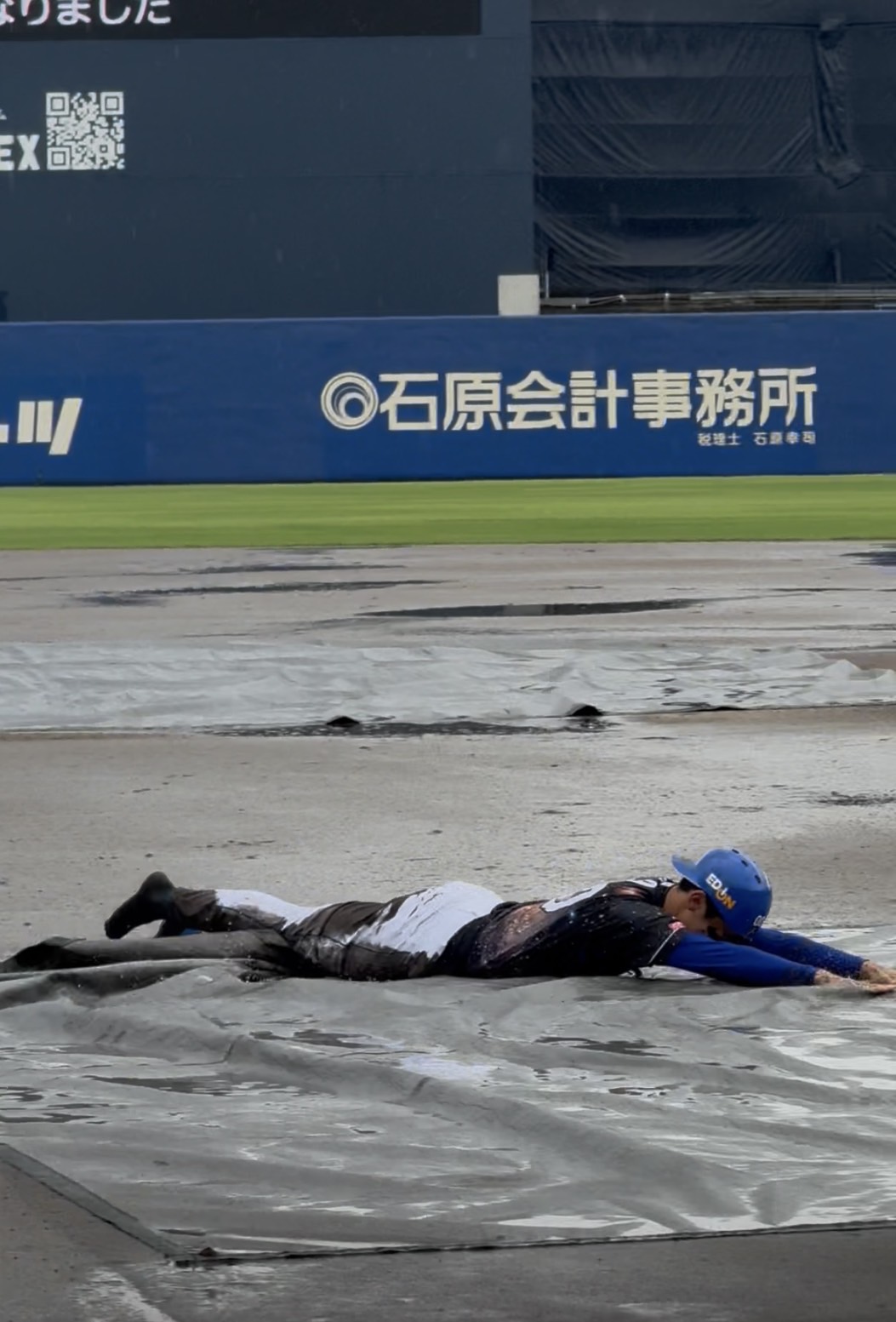 ウエスタン・リーグ中日対阪神が降雨ノーゲームとなり、中日尾田がファンサービスで本塁に頭から飛び込む