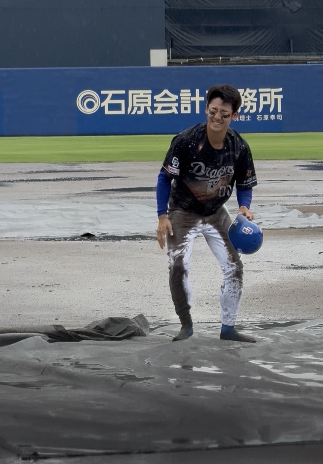 ウエスタン・リーグ中日対阪神が降雨ノーゲームとなり、中日尾田がファンサービスで本塁に頭から飛び込んだ