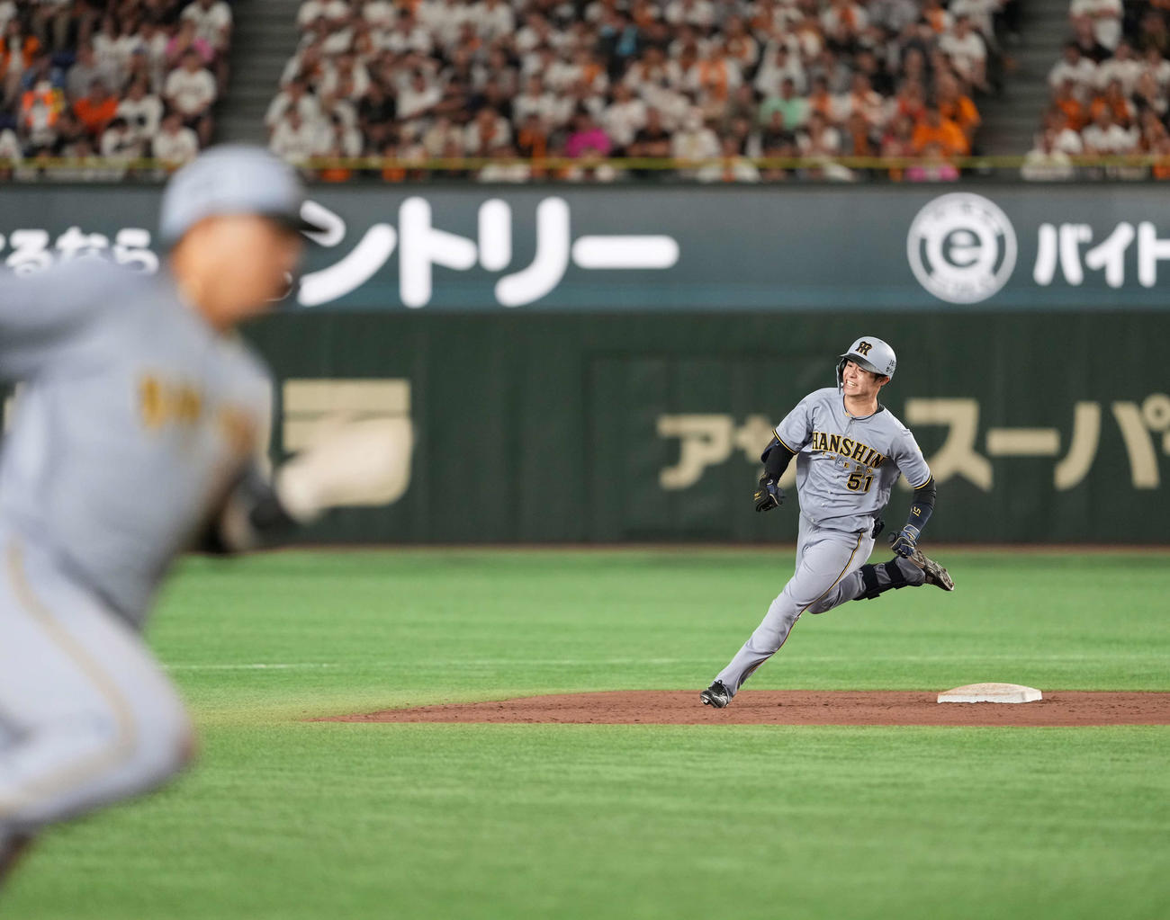 巨人対阪神　5回表阪神2死満塁、3点適時三塁打を放つ中野（撮影・井上学）