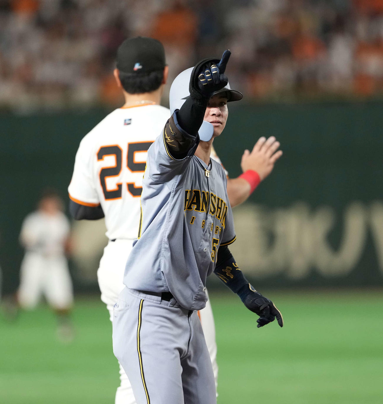 巨人対阪神　5回表阪神2死満塁、3点適時三塁打を放ちポーズを決める中野（撮影・井上学）