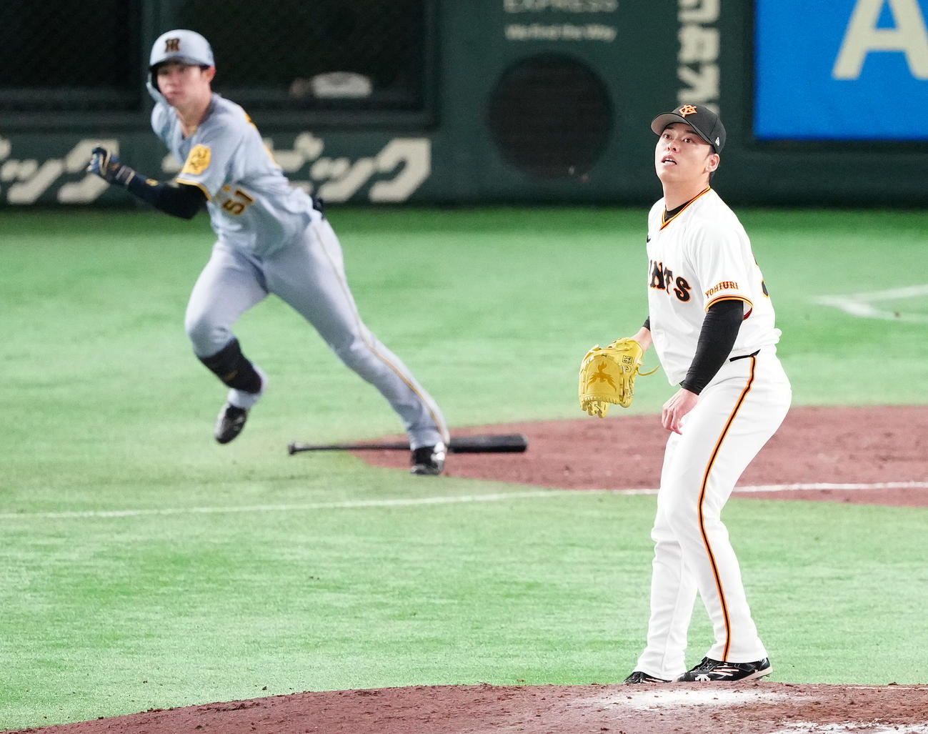 巨人対阪神　5回表阪神2死満塁、中野に走者一掃の3点適時三塁打を浴びる高梨（撮影・鈴木みどり）