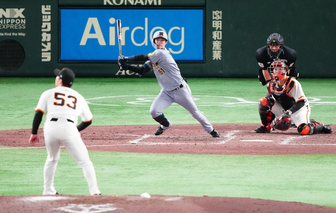 巨人対阪神　5回表阪神2死満塁、走者一掃の3点適時三塁打を放つ中野。投手高梨（撮影・鈴木みどり）