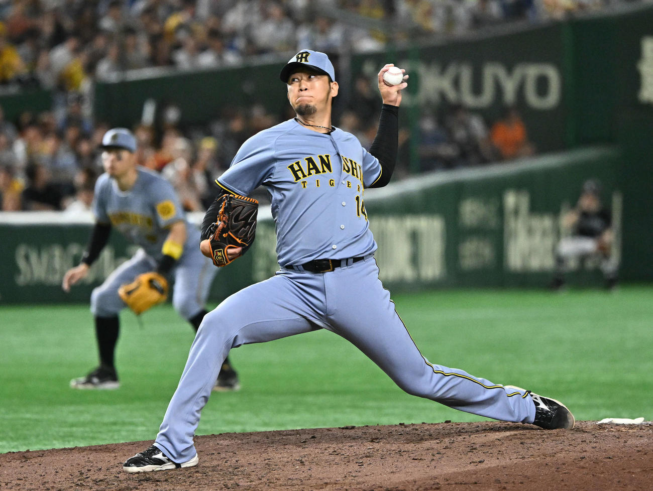 巨人対阪神　阪神2番手の岩貞（撮影・滝沢徹郎）