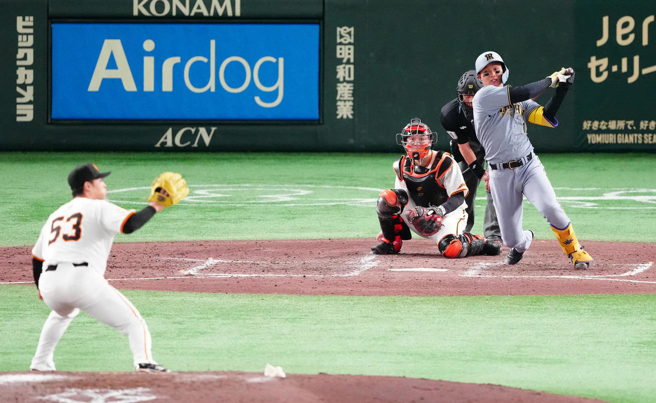 巨人対阪神　5回表阪神2死三塁、適時打を放つ森下。投手高梨（撮影・鈴木みどり）