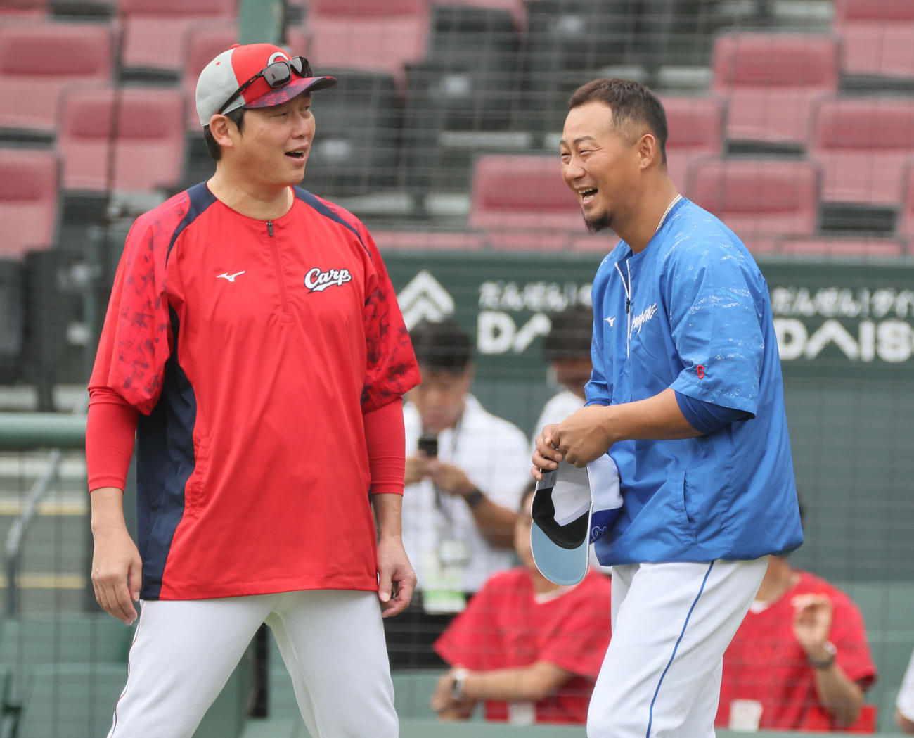 広島対中日　試合前練習中、新井監督と談笑する中田（撮影・加藤孝規）