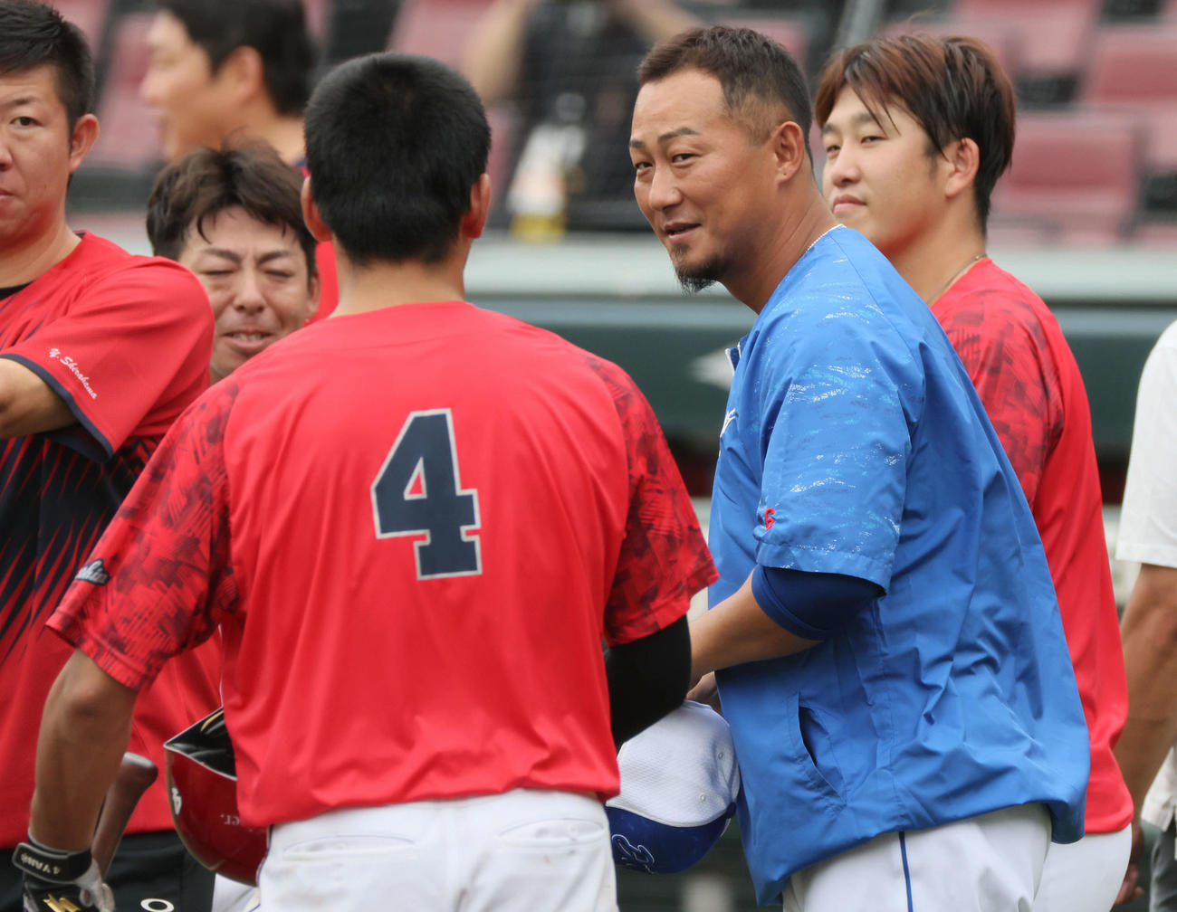 広島対中日　試合前練習中、矢野（左）、小園（右）と談笑する中田（撮影・加藤孝規）