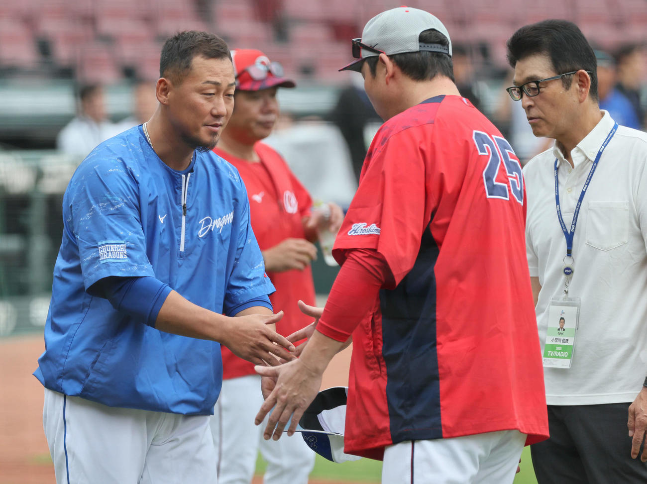 広島対中日　試合前練習中、新井監督（中央）と握手する中田。右は小早川毅彦氏（撮影・加藤孝規）