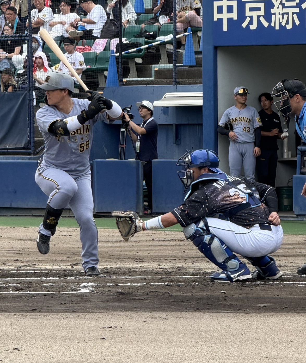 ウエスタン・リーグ中日対阪神　左太もも裏を痛め5月31日に離脱した中日木下は、故障後2軍戦で初めてスタメン出場。打者は阪神前川