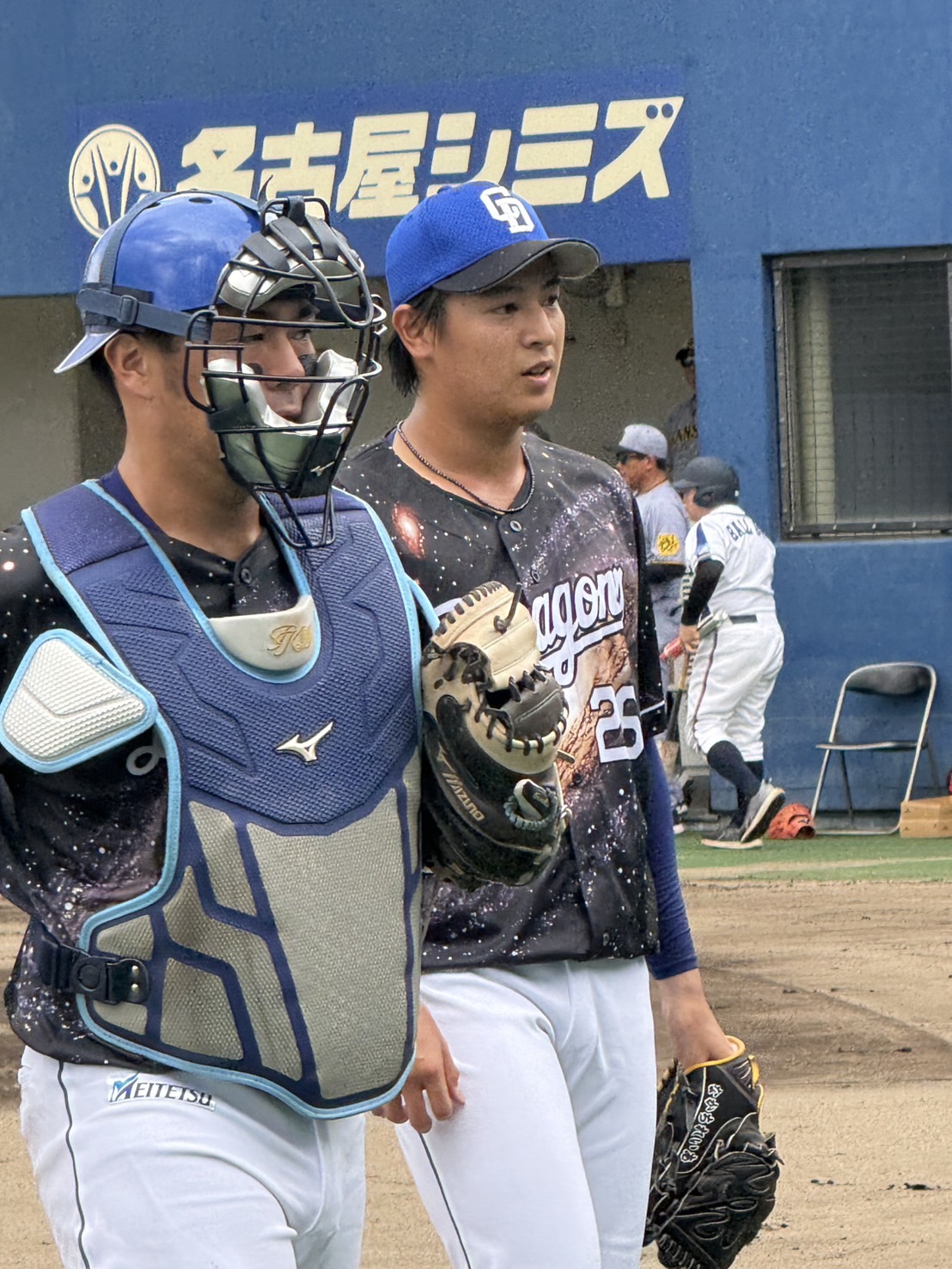 ウエスタン・リーグ中日対阪神　左太もも裏を痛め5月31日に離脱した中日木下（左）は、故障後2軍戦で初めてスタメン出場。右は先発の仲地
