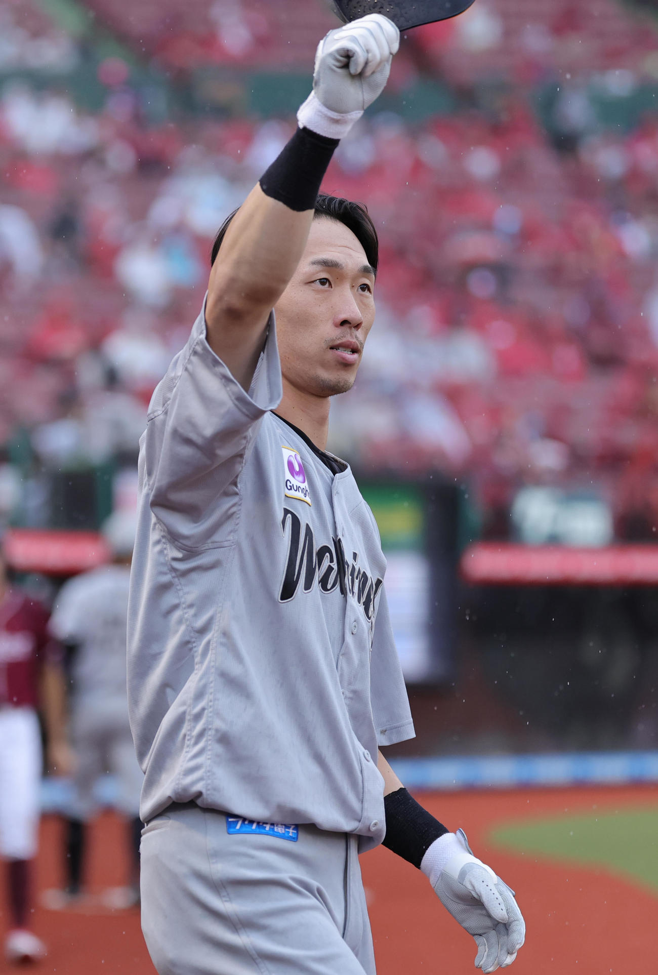 楽天対ロッテ　4回表ロッテ2死満塁、右越え満塁本塁打を放ちファンのコールに応える高部（撮影・野上伸悟）