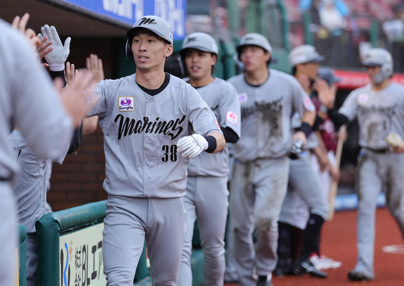 楽天対ロッテ　4回表ロッテ2死満塁、右越え満塁本塁打を放ちベンチに迎えられる高部（撮影・野上伸悟）