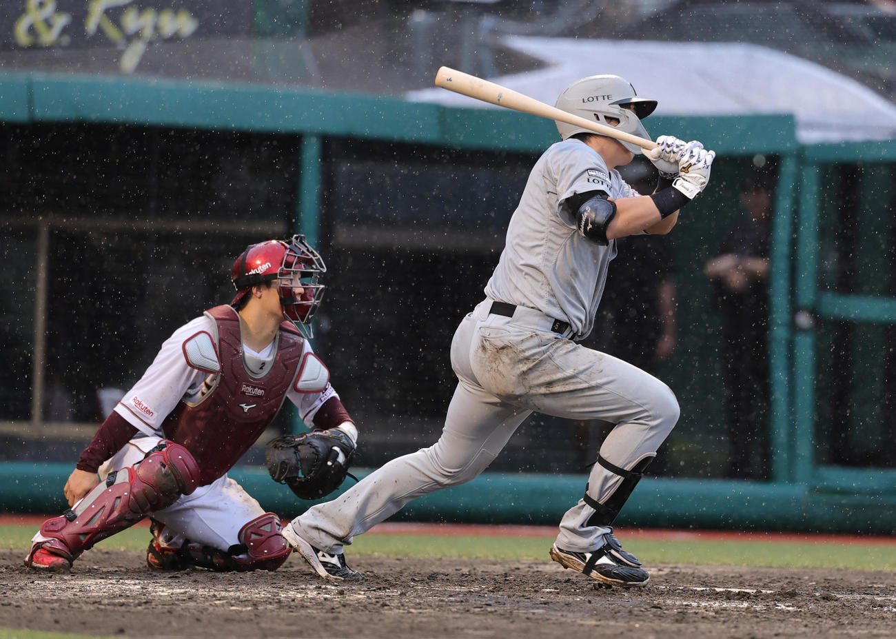 楽天対ロッテ　4回表ロッテ2死一塁、中前打を放つ安田（撮影・野上伸悟）