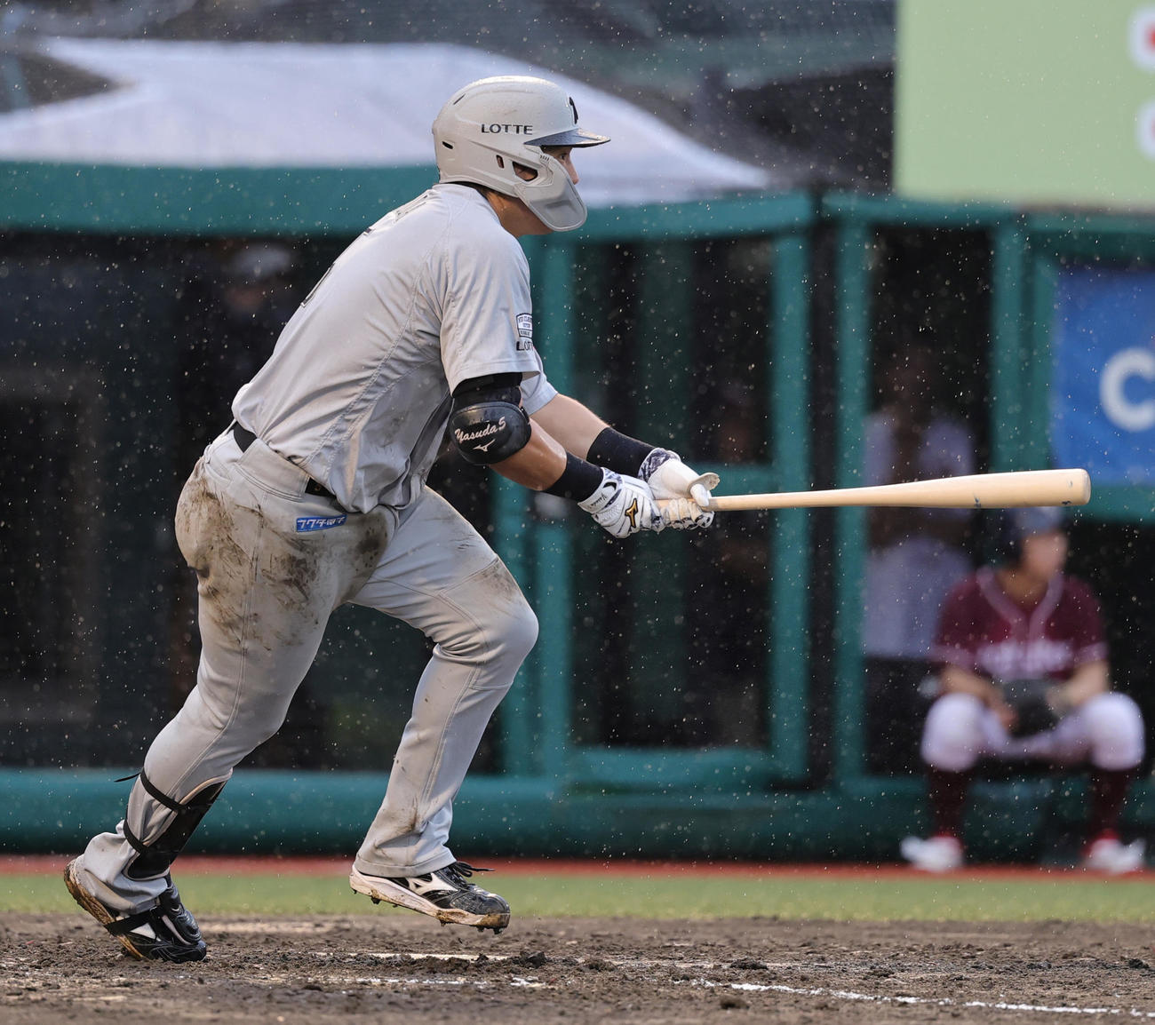 楽天対ロッテ　4回表ロッテ2死一塁、中前打を放つ安田（撮影・野上伸悟）