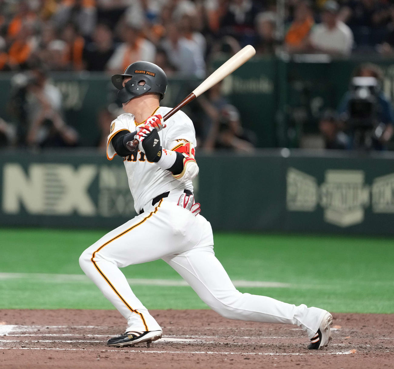 巨人対阪神　9回裏巨人1死二、三塁、中前にサヨナラ打を放つ坂本（撮影・井上学）