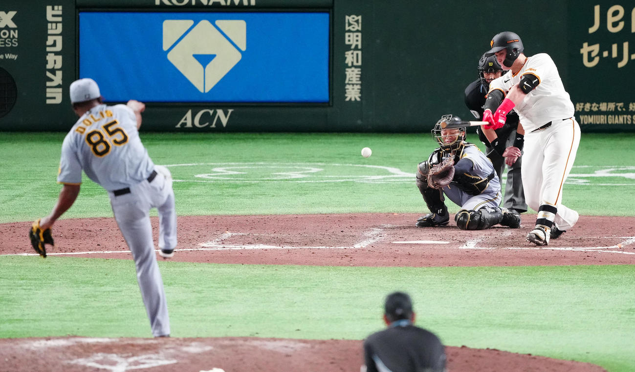 巨人対阪神　9回裏巨人無死一塁、内野安打を放つリチャード。投手ドリス（撮影・鈴木みどり）