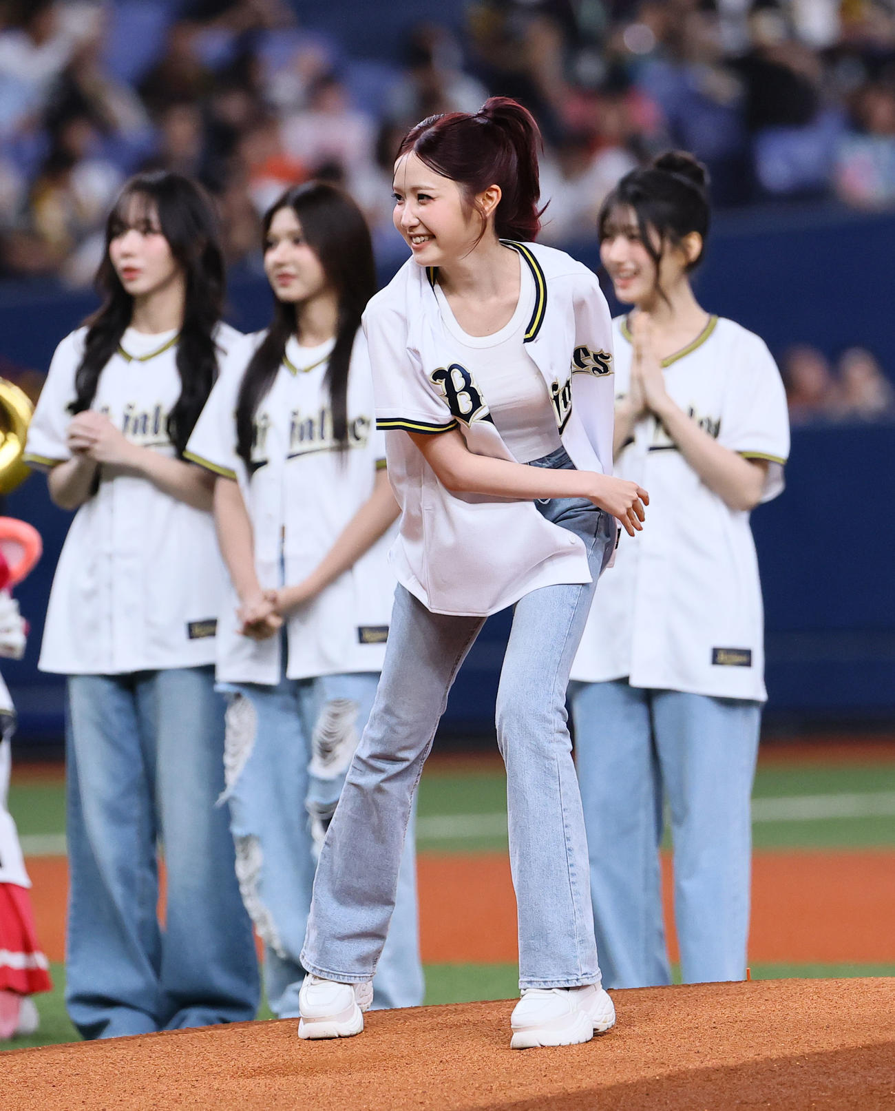 オリックス対ソフトバンク　特別始球式を務めたSAY MY NAMEのHITOMI（撮影・藤尾明華）