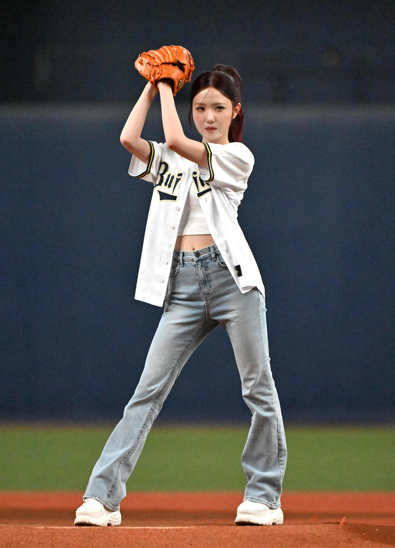 オリックス対ソフトバンク　特別始球式を務めるSAY MY NAMEのHITOMI（撮影・石井愛子）