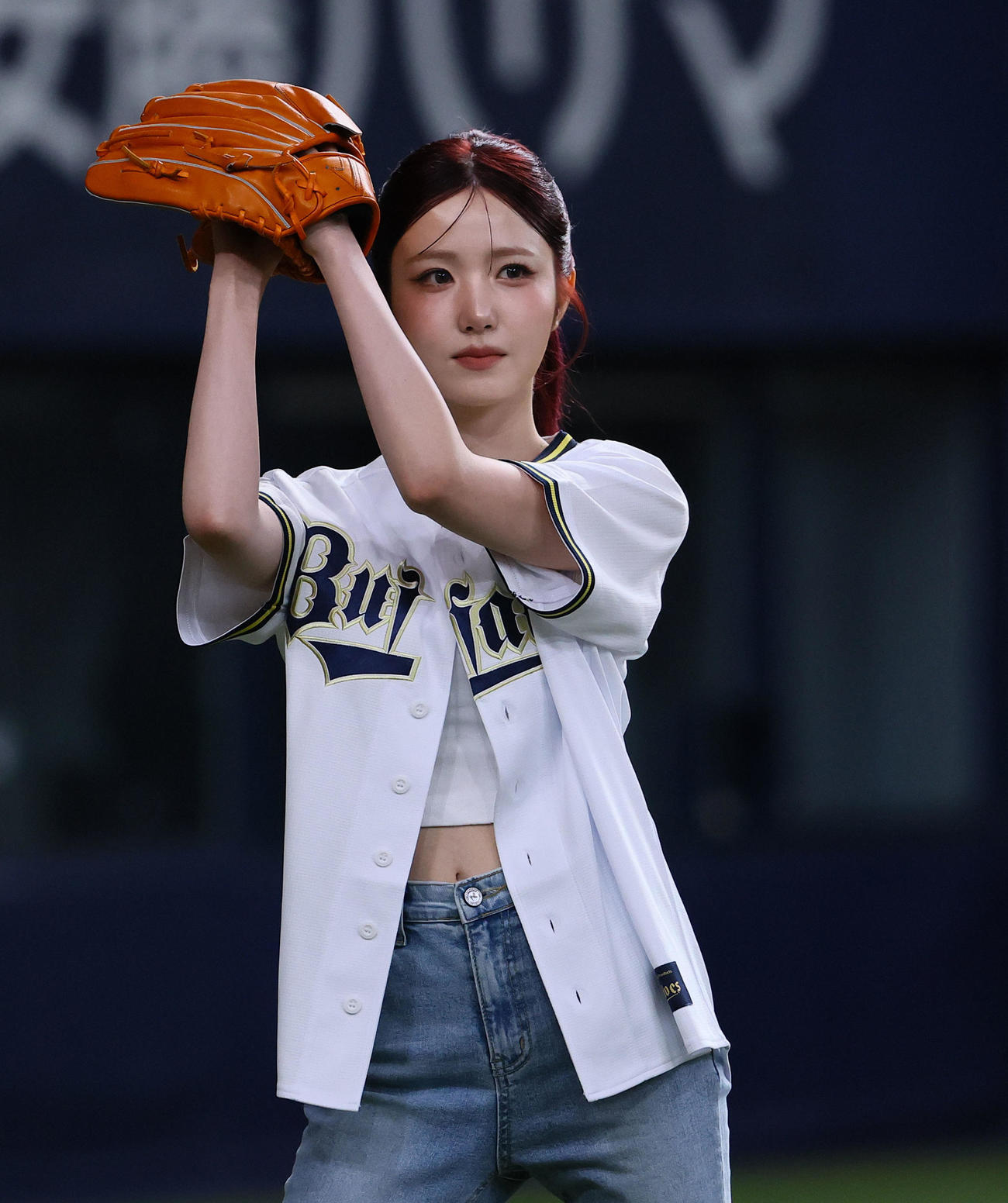 オリックス対ソフトバンク　キャッチボールをするSAY MY NAMEのHITOMI（撮影・藤尾明華）