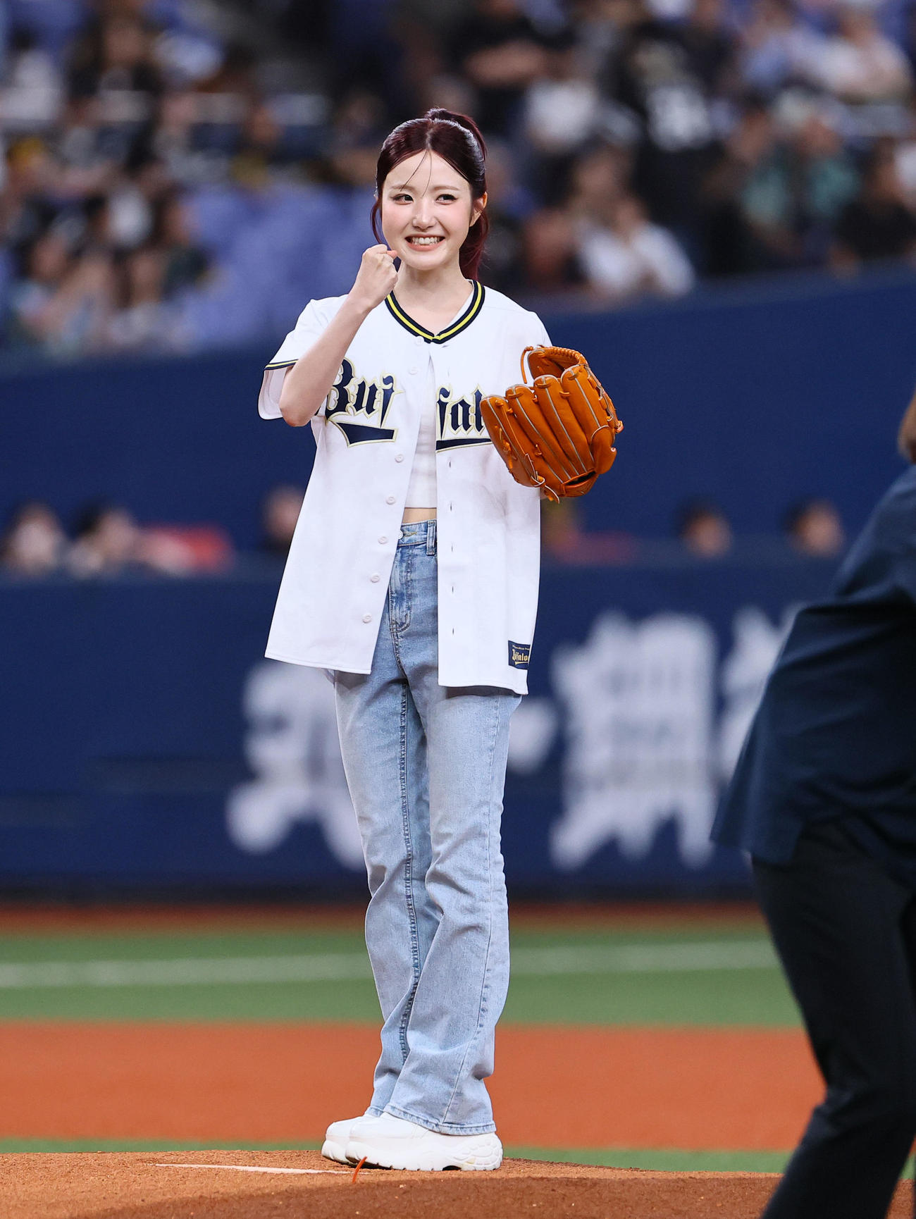 オリックス対ソフトバンク　特別始球式を務めたSAY MY NAMEのHITOMI（撮影・藤尾明華）