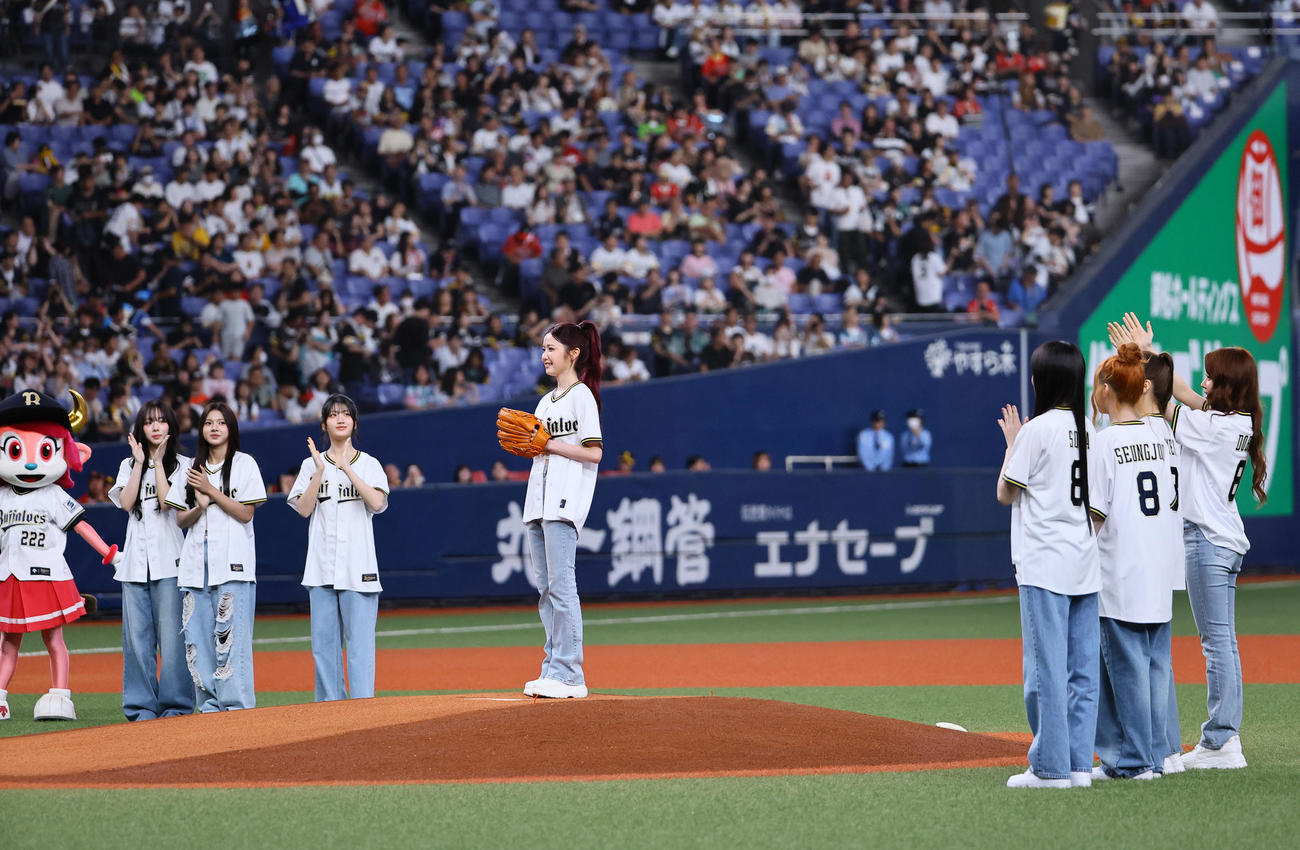 オリックス対ソフトバンク　特別始球式を務めたSAY MY NAMEのHITOMI（撮影・藤尾明華）