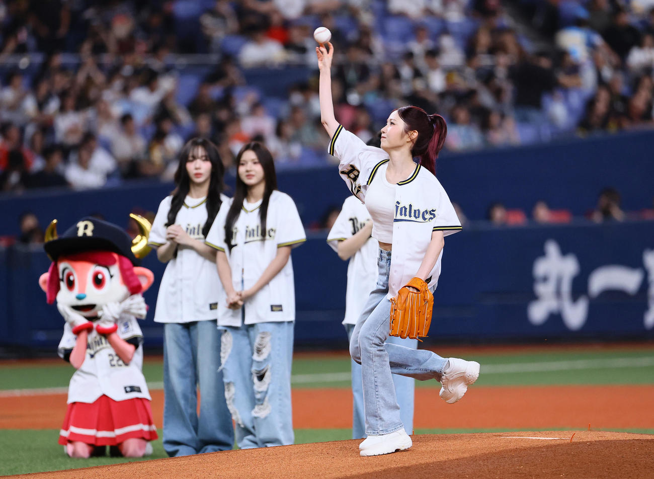 オリックス対ソフトバンク　特別始球式を務めたSAY MY NAMEのHITOMI（撮影・藤尾明華）
