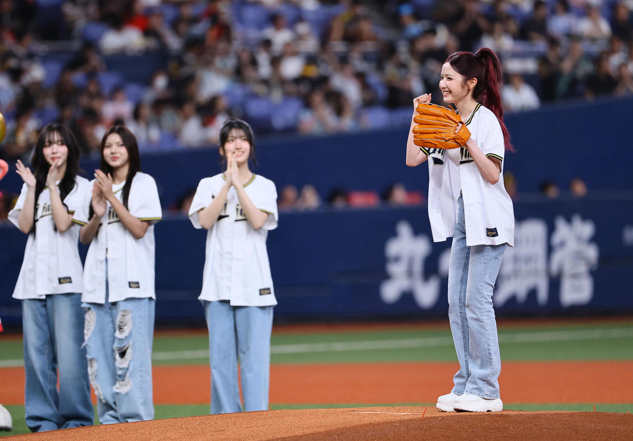 オリックス対ソフトバンク　特別始球式を務めたSAY MY NAMEのHITOMI（撮影・藤尾明華）