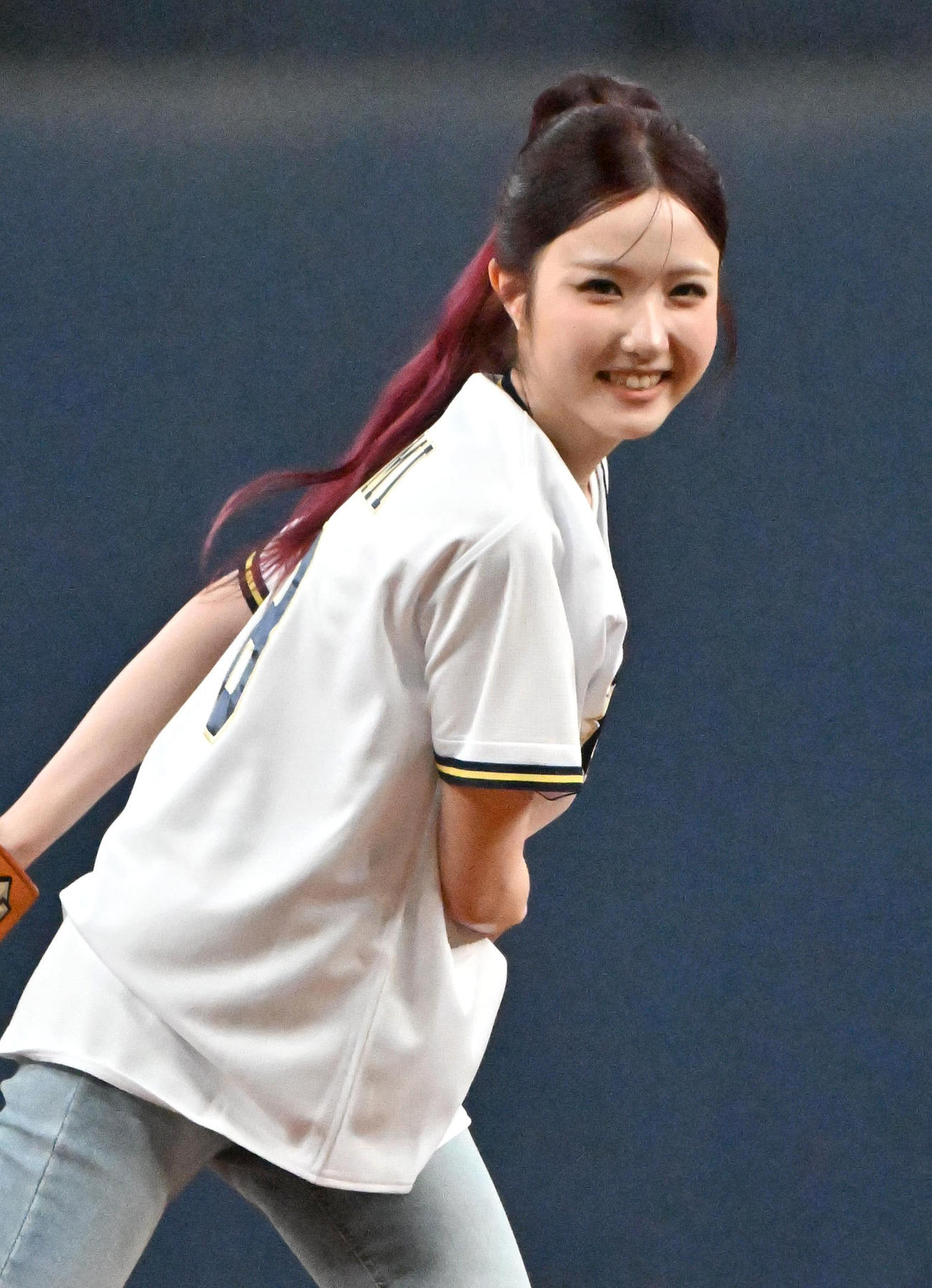 オリックス対ソフトバンク　特別始球式を務めるSAY MY NAMEのHITOMI（撮影・石井愛子）