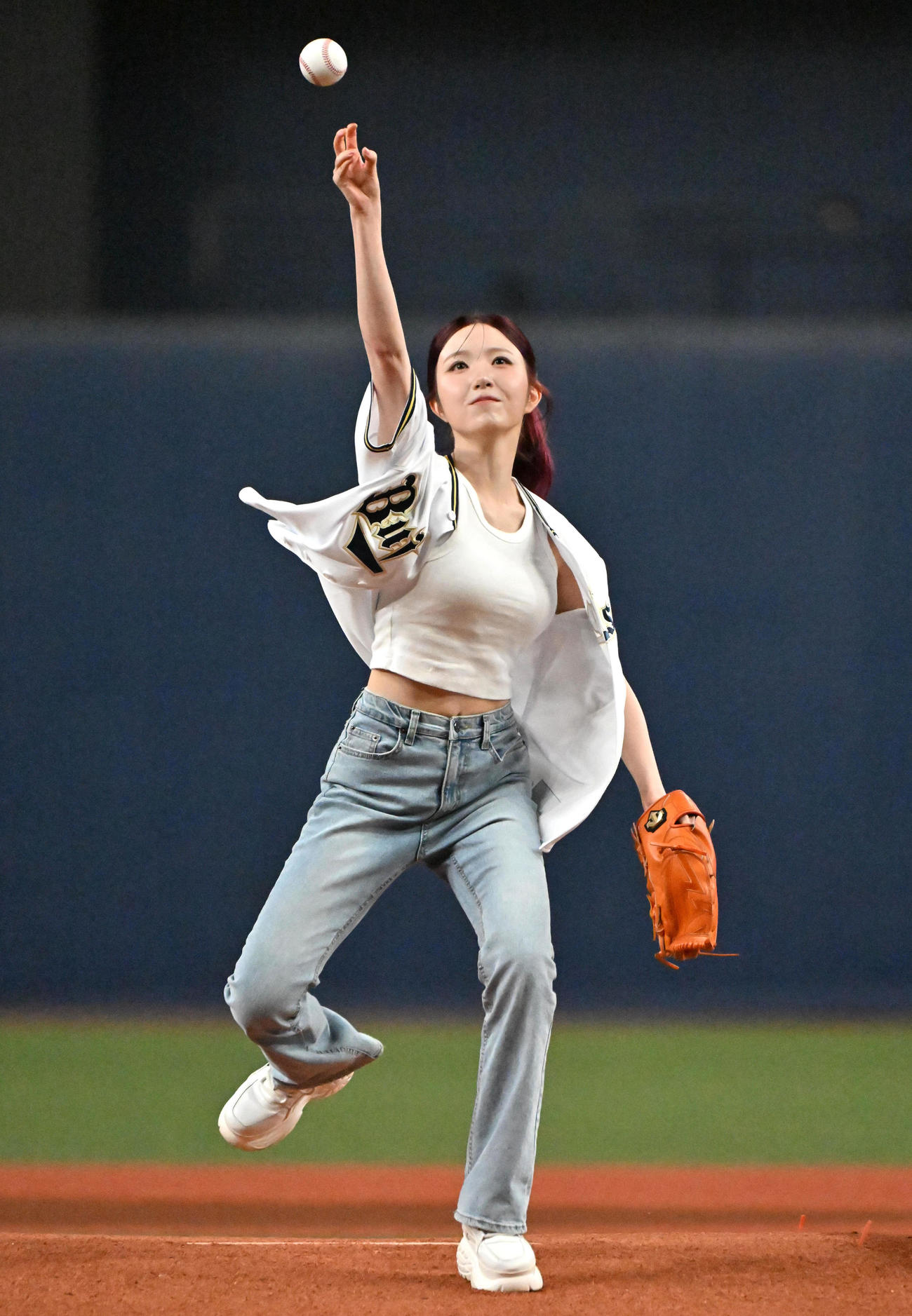 オリックス対ソフトバンク　特別始球式を務めるSAY MY NAMEのHITOMI（撮影・石井愛子）